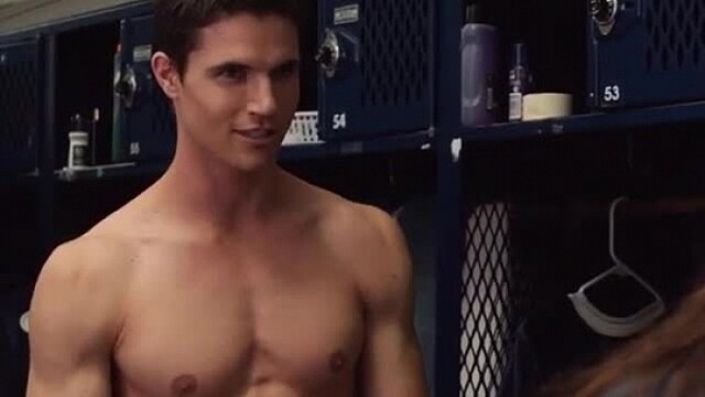 Tabloid Men – Robbie Amell